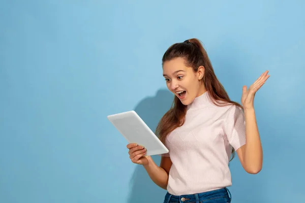 Kavkazský dospívající dívka portrét izolované na modrém pozadí studia — Stock fotografie