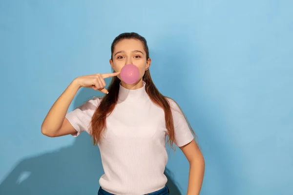 Caucásico adolescente chica retrato aislado en azul estudio fondo — Foto de Stock