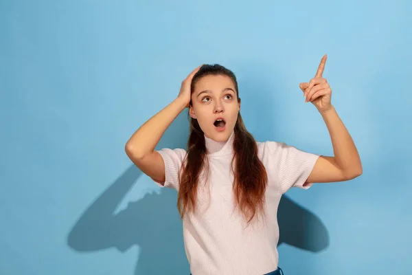 Caucásico adolescente chica retrato aislado en azul estudio fondo —  Fotos de Stock