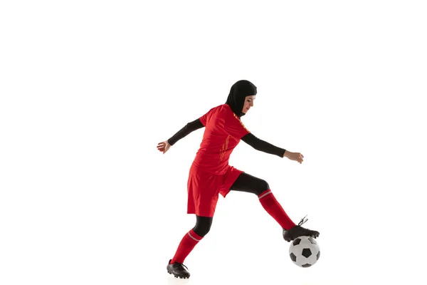 Arabian kobieta piłka nożna lub piłkarz izolowany na białym tle studio — Zdjęcie stockowe