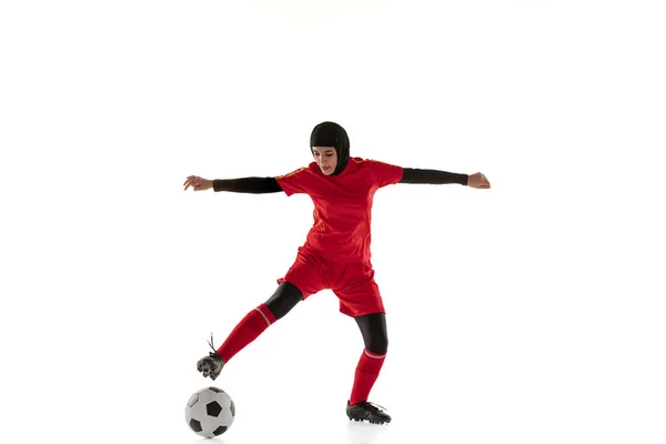 Arabian futebol feminino ou jogador de futebol isolado em fundo estúdio branco — Fotografia de Stock