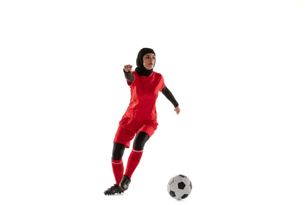Арабская футболистка или футболистка на белом фоне студии — стоковое фото