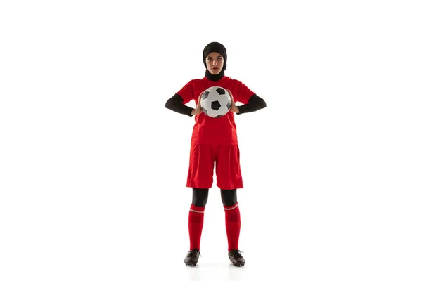 Arabian kobieta piłka nożna lub piłkarz izolowany na białym tle studio — Zdjęcie stockowe
