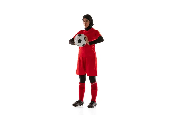 Arabian futebol feminino ou jogador de futebol isolado em fundo estúdio branco — Fotografia de Stock