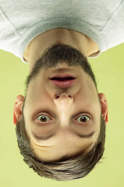 Retrato invertido del joven caucásico sobre fondo amarillo del estudio — Foto de Stock