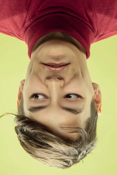 Retrato invertido del joven caucásico sobre fondo amarillo del estudio —  Fotos de Stock