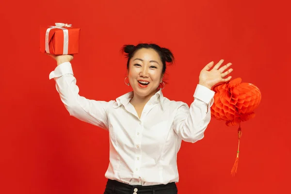 Mutlu Çin Yeni Yılı. Kırmızı arka planda izole Asyalı genç kadın portresi — Stok fotoğraf