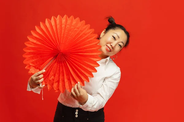 Mutlu Çin Yeni Yılı. Kırmızı arka planda izole Asyalı genç kadın portresi — Stok fotoğraf