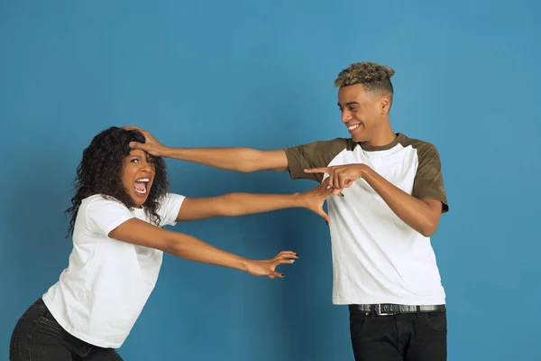 Joven afro-americano emocional hombre y mujer sobre fondo azul — Foto de Stock