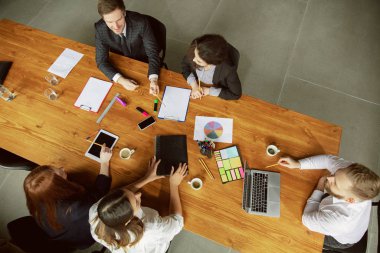 Bir grup genç iş adamı toplantı yapıyor, yaratıcı bir ofis.