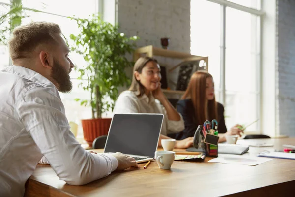 Grupo de jóvenes profesionales de la empresa que tienen una reunión, oficina creativa — Foto de Stock