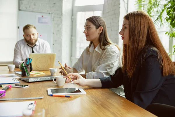 Grupo de jóvenes profesionales de la empresa que tienen una reunión, oficina creativa —  Fotos de Stock