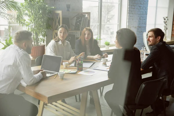Group of young business professionals having a meeting, creative office — Stock Photo, Image
