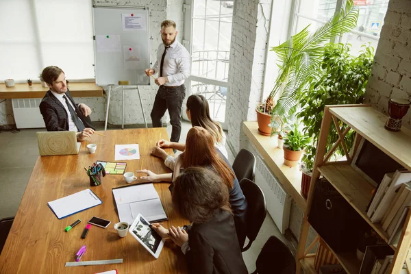 Gruppo di giovani professionisti aziendali che hanno un incontro, ufficio creativo — Foto Stock