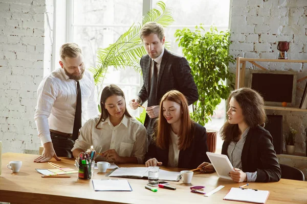 Group of young business professionals having a meeting, creative office — Stock Photo, Image