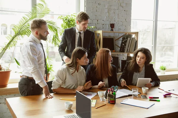 Grupo de jóvenes profesionales de la empresa que tienen una reunión, oficina creativa — Foto de Stock