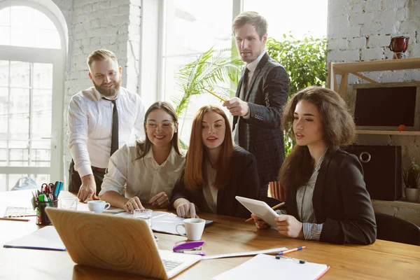 Grupo de jóvenes profesionales de la empresa que tienen una reunión, oficina creativa —  Fotos de Stock