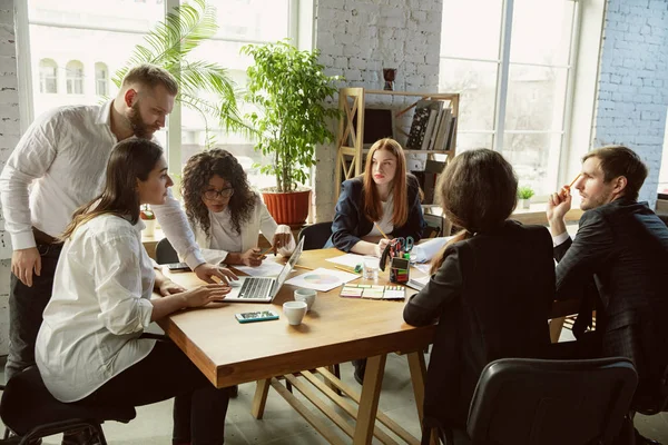 Groupe de jeunes professionnels ayant une réunion, bureau de création — Photo