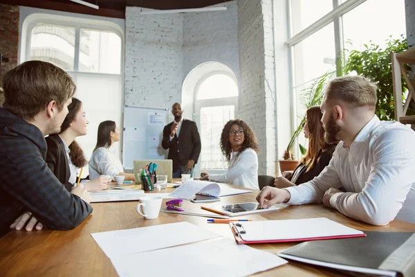 Grupo de jóvenes profesionales de la empresa que tienen una reunión, oficina creativa —  Fotos de Stock