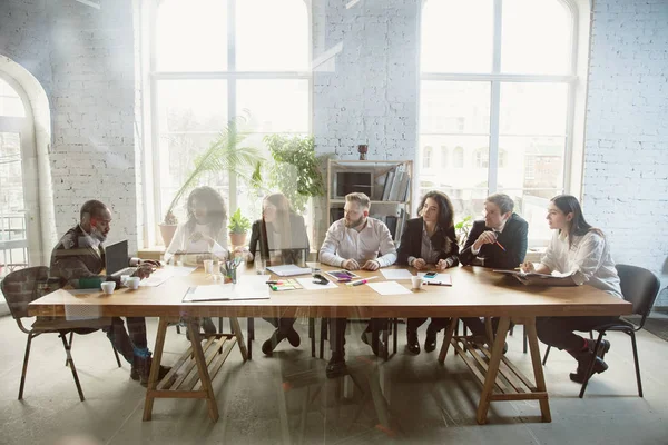 Grupo de jóvenes profesionales de la empresa que tienen una reunión, oficina creativa — Foto de Stock