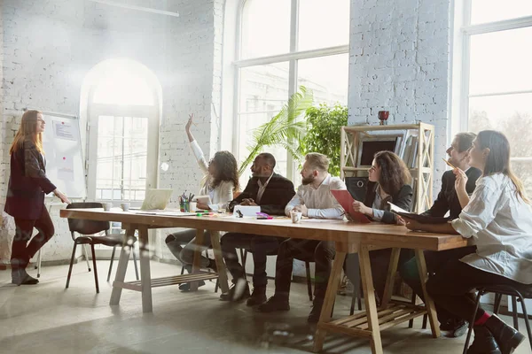 Gruppo di giovani professionisti aziendali che hanno un incontro, ufficio creativo — Foto Stock