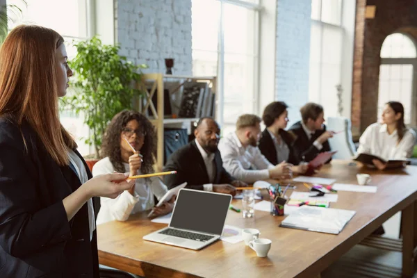 Grupo de jóvenes profesionales de la empresa que tienen una reunión, oficina creativa —  Fotos de Stock