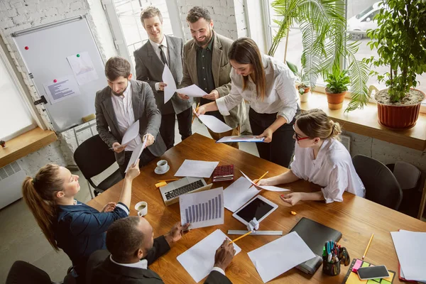 Grupo de jóvenes profesionales de la empresa que tienen una reunión, oficina creativa —  Fotos de Stock