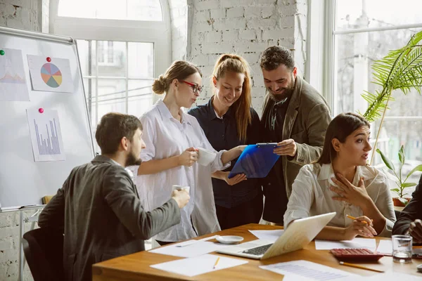 Grupo de jóvenes profesionales de la empresa que tienen una reunión, oficina creativa — Foto de Stock