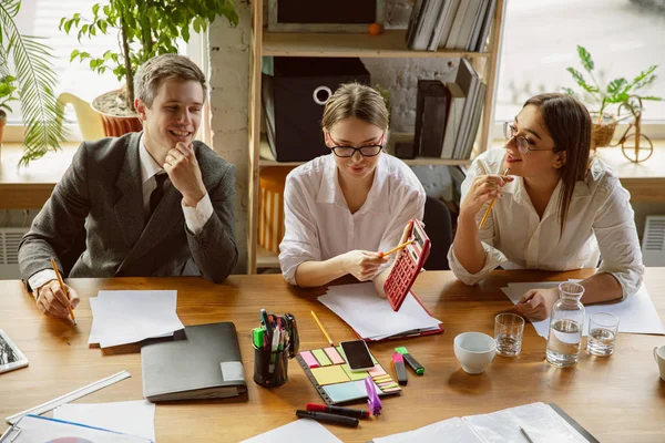 Grupo de jóvenes profesionales de la empresa que tienen una reunión, oficina creativa — Foto de Stock