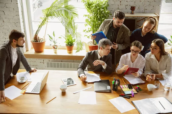 Gruppe junger Geschäftsleute bei einem Meeting, kreatives Büro — Stockfoto