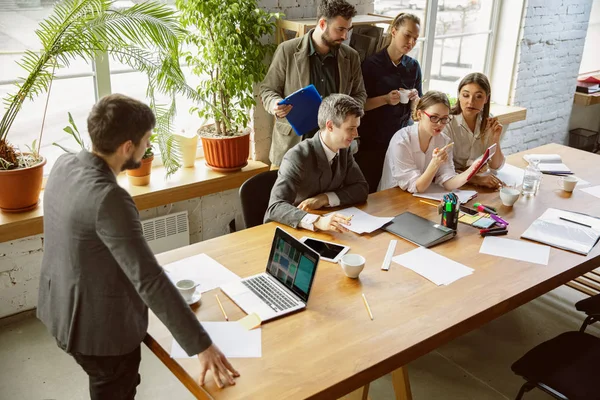 Grupo de jóvenes profesionales de la empresa que tienen una reunión, oficina creativa —  Fotos de Stock