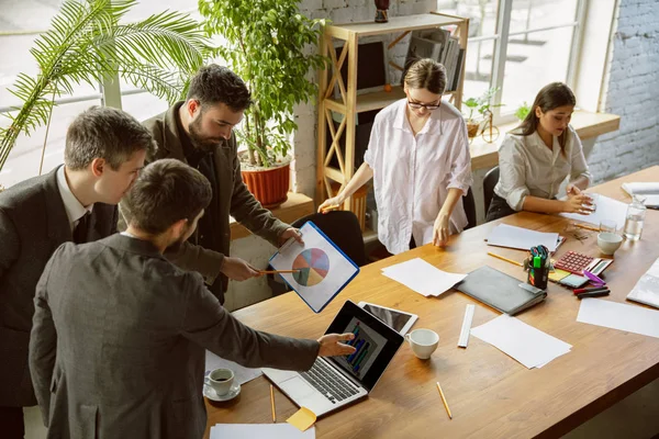 Grupo de jóvenes profesionales de la empresa que tienen una reunión, oficina creativa —  Fotos de Stock