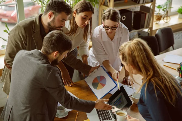 Grupo de jóvenes profesionales de la empresa que tienen una reunión, oficina creativa —  Fotos de Stock