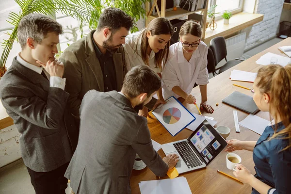 Grupo de jóvenes profesionales de la empresa que tienen una reunión, oficina creativa — Foto de Stock