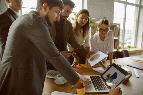 Grupo de jóvenes profesionales de la empresa que tienen una reunión, oficina creativa —  Fotos de Stock