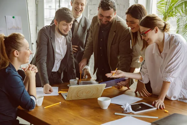 Grupp av unga företagare som har ett möte, kreativt kontor — Stockfoto