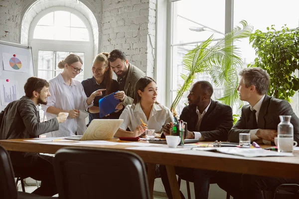 Gruppo di giovani professionisti aziendali che hanno un incontro, ufficio creativo — Foto Stock