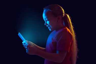 Kafkas kız portresi, karanlık stüdyo arka planında neon ışıkta izole edilmiş.