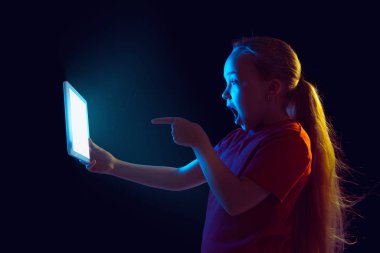 Kafkas kız portresi, karanlık stüdyo arka planında neon ışıkta izole edilmiş.