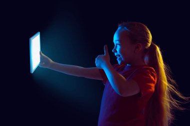 Kafkas kız portresi, karanlık stüdyo arka planında neon ışıkta izole edilmiş.
