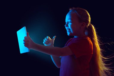 Kafkas kız portresi, karanlık stüdyo arka planında neon ışıkta izole edilmiş.