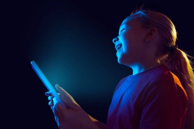 Kafkas kız portresi, karanlık stüdyo arka planında neon ışıkta izole edilmiş.