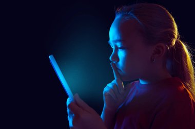 Kafkas kız portresi, karanlık stüdyo arka planında neon ışıkta izole edilmiş.