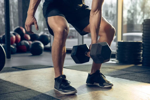 Мужчина спортсмен упорно тренируется в тренажерном зале. Концепция здорового образа жизни . — стоковое фото