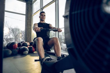 Erkek sporcu spor salonunda sıkı antrenman yapıyor. Fitness ve sağlıklı yaşam konsepti.