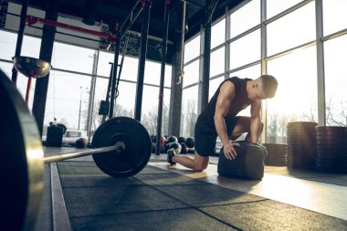 Erkek sporcu spor salonunda sıkı antrenman yapıyor. Fitness ve sağlıklı yaşam konsepti.