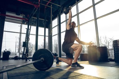 Erkek sporcu spor salonunda sıkı antrenman yapıyor. Fitness ve sağlıklı yaşam konsepti.