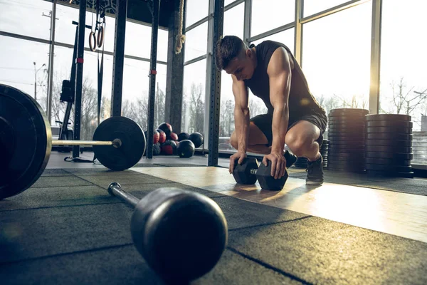 A férfi atléta keményen edz az edzőteremben. Fitness és az egészséges élet koncepciója. — Stock Fotó