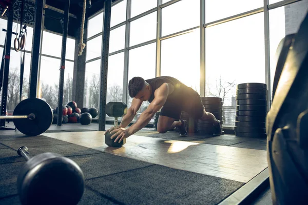 A férfi atléta keményen edz az edzőteremben. Fitness és az egészséges élet koncepciója. — Stock Fotó