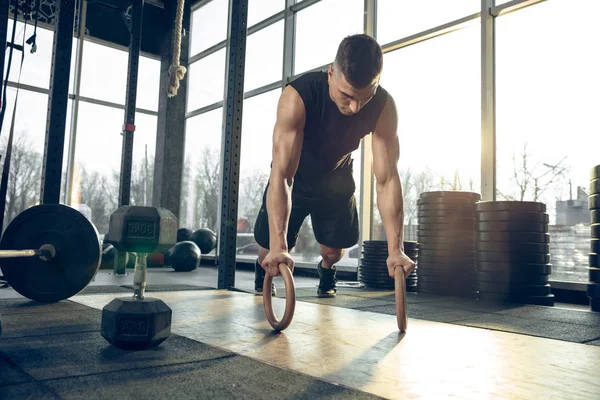 De mannelijke atleet die hard traint in de sportschool. Fitness en gezond leven concept. — Stockfoto